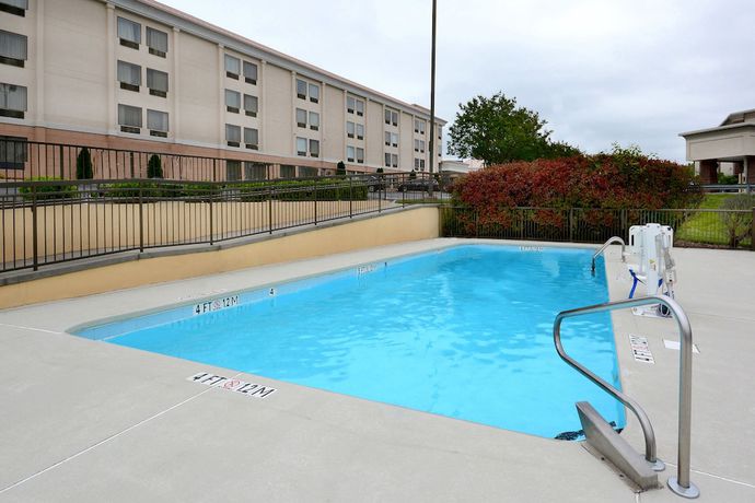 Imagen de la piscina del Hotel Holiday Inn Express and Suites Greensboro-(I-40 Wendover), an IHG. Foto 19