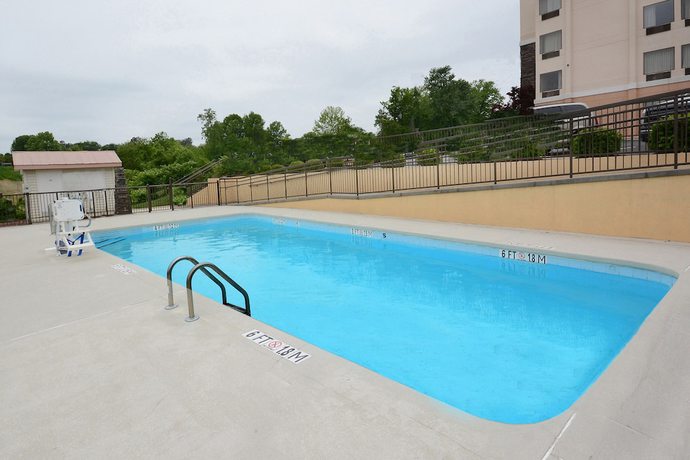Imagen de la piscina del Hotel Holiday Inn Express and Suites Greensboro-(I-40 Wendover), an IHG. Foto 20