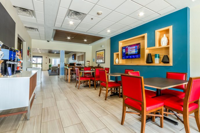 Imagen del bar/restaurante del Hotel Holiday Inn Express and Suites Hearne, an IHG. Foto 2