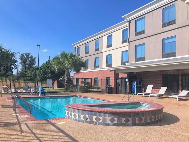 Imagen de la piscina del Hotel Holiday Inn Express and Suites Hearne, an IHG. Foto 20