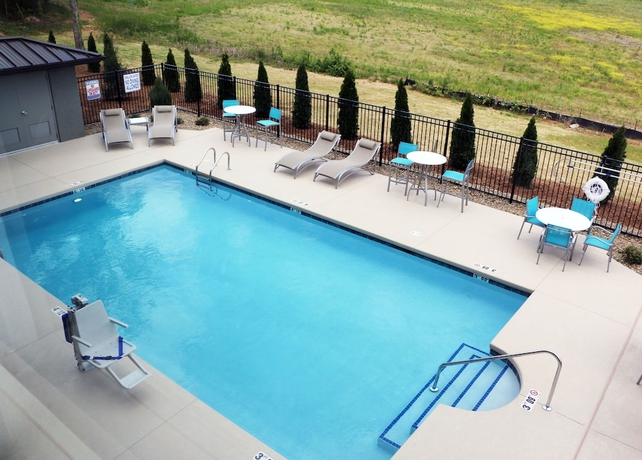 Imagen de la piscina del Hotel Holiday Inn Express and Suites Hendersonville SE - Flat Rock. Foto 16