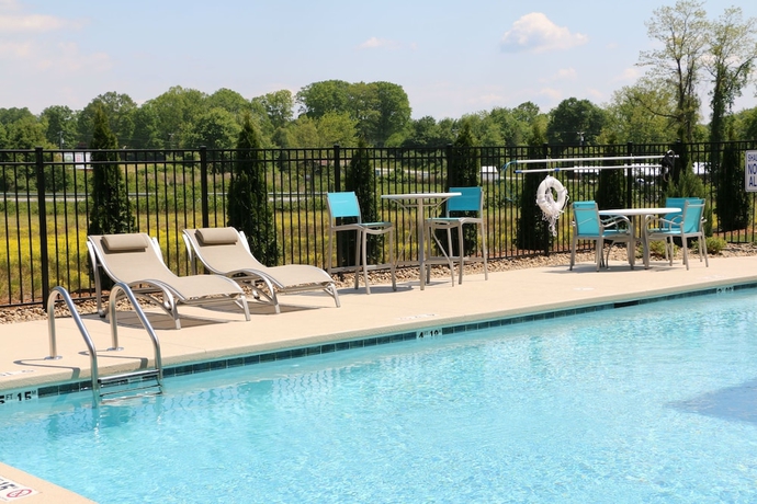 Imagen de la piscina del Hotel Holiday Inn Express and Suites Hendersonville SE - Flat Rock. Foto 18