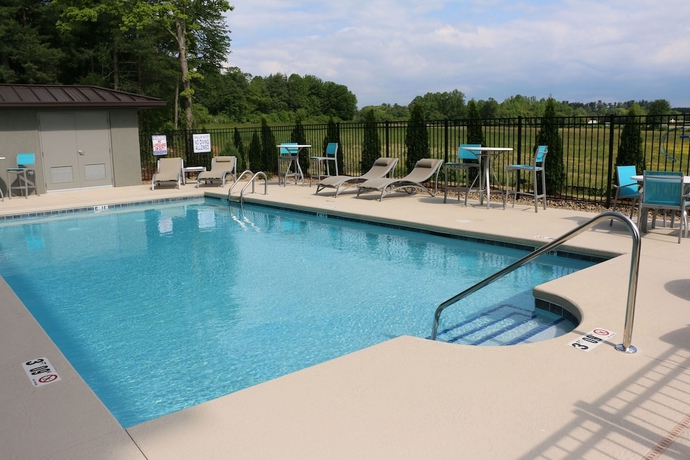 Imagen de la piscina del Hotel Holiday Inn Express and Suites Hendersonville SE - Flat Rock. Foto 19