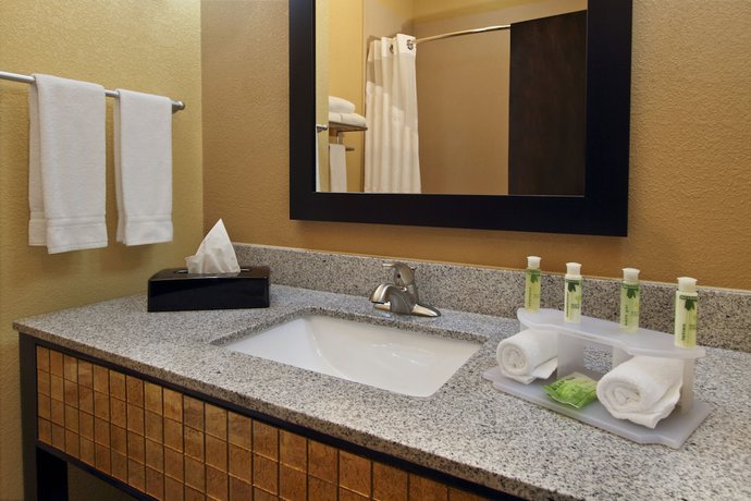 Imagen de la habitación del Hotel Holiday Inn Express and Suites Houston East - Baytown, An Ihg. Foto 7