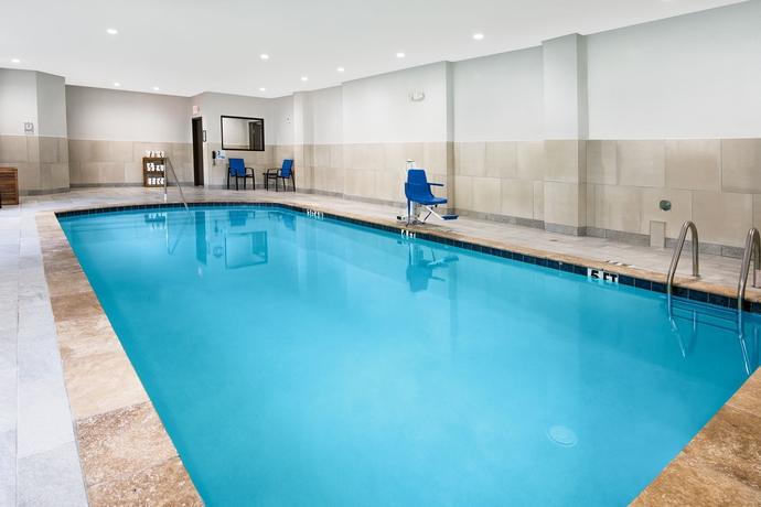 Imagen de la piscina del Hotel Holiday Inn Express and Suites Houston North - Iah Area, An Ihg. Foto 16