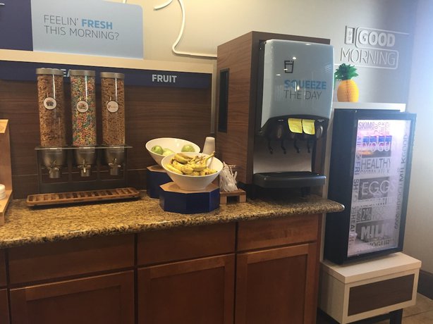 Imagen del bar/restaurante del Hotel Holiday Inn Express and Suites Howell, an IHG. Foto 4