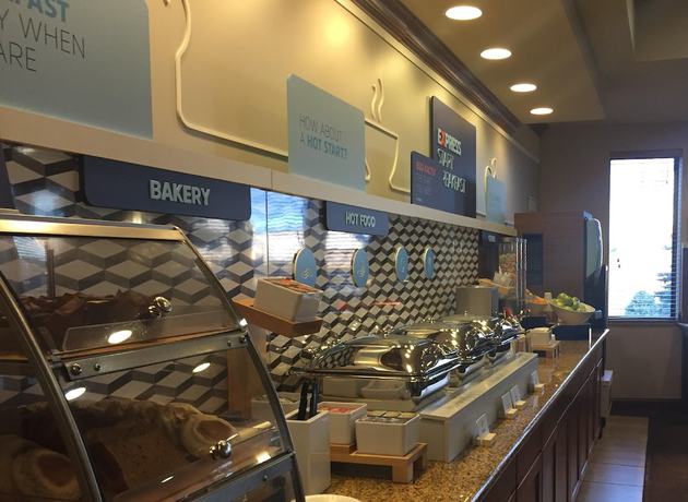 Imagen del bar/restaurante del Hotel Holiday Inn Express and Suites Howell, an IHG. Foto 6