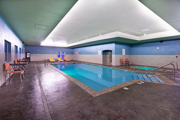 Imagen de la piscina del Hotel Holiday Inn Express and Suites Jenks, An Ihg. Foto 20