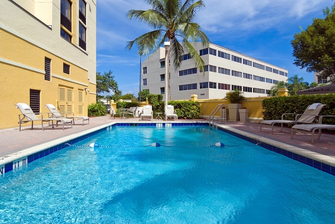 Imagen de la piscina del Hotel Holiday Inn Express and Suites Kendall East Miami, An Ihg. Foto 19