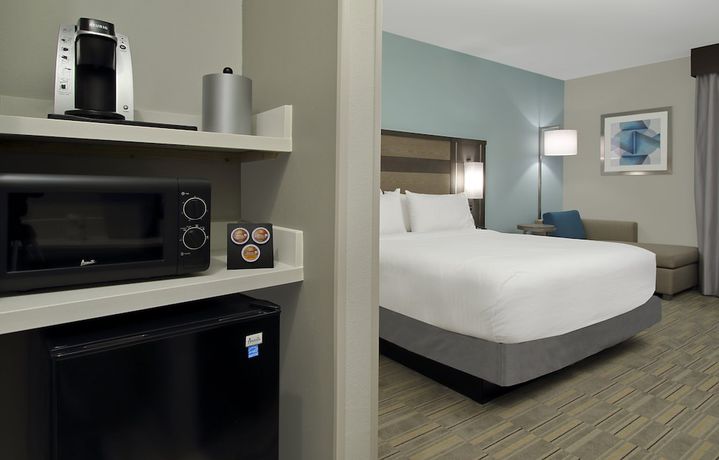 Imagen de la habitación del Hotel Holiday Inn Express and Suites Lake Charles South Casino Area, an IHG. Foto 10