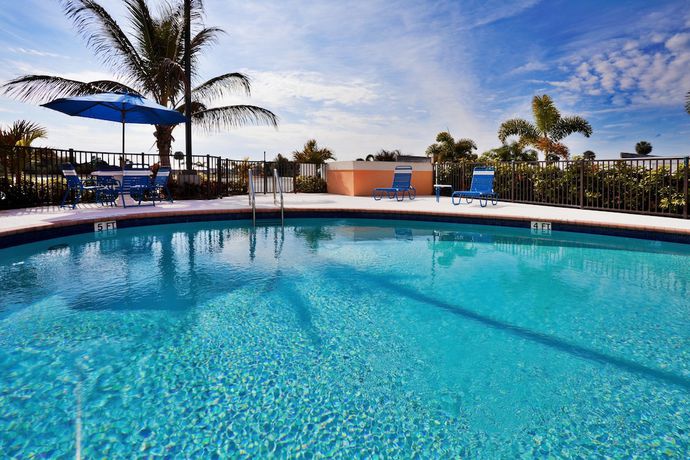 Imagen de la piscina del Hotel Holiday Inn Express and Suites Lake Okeechobee, An Ihg. Foto 19