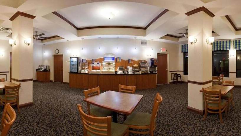 Imagen del bar/restaurante del Hotel Holiday Inn Express and Suites Lake Okeechobee, An Ihg. Foto 2