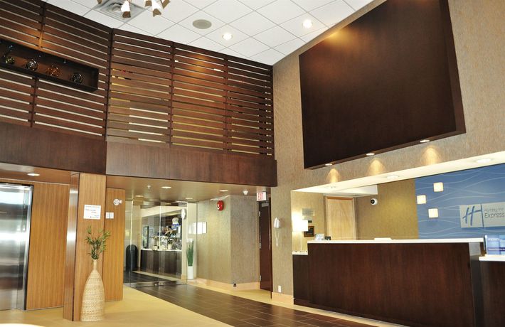 Imagen de los interiores del Hotel Holiday Inn Express and Suites Langley, An Ihg. Foto 15