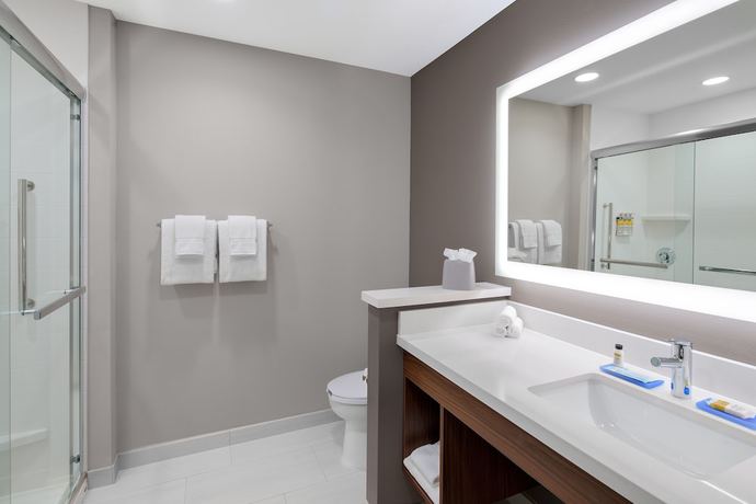 Imagen de la habitación del Hotel Holiday Inn Express and Suites Lubbock Central - Univ Area, An Ihg. Foto 15