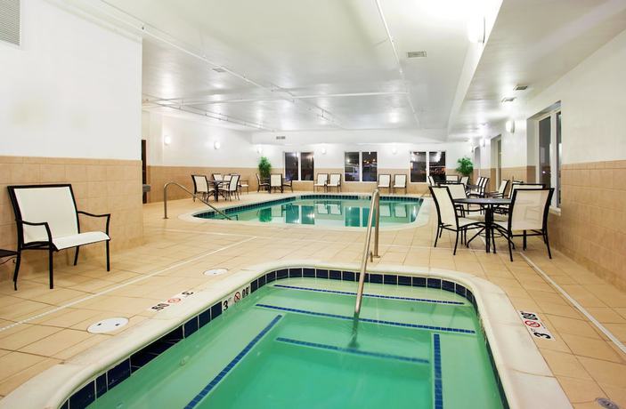 Imagen de la piscina del Hotel Holiday Inn Express and Suites Mattoon, An Ihg. Foto 20