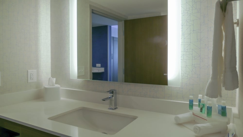 Imagen de la habitación del Hotel Holiday Inn Express and Suites Miami Airport East. Foto 13