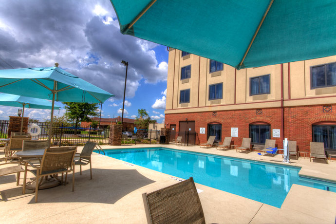 Imagen de la piscina del Hotel Holiday Inn Express and Suites Montgomery E - Eastchase, An Ihg. Foto 7