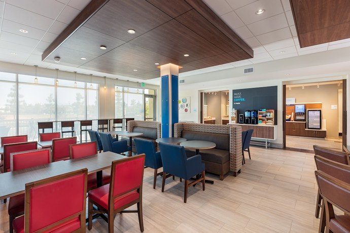 Imagen del bar/restaurante del Hotel Holiday Inn Express and Suites Moreno Valley - Riverside, an IHG. Foto 3