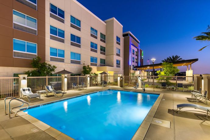 Imagen de la piscina del Hotel Holiday Inn Express and Suites Moreno Valley - Riverside, an IHG. Foto 20