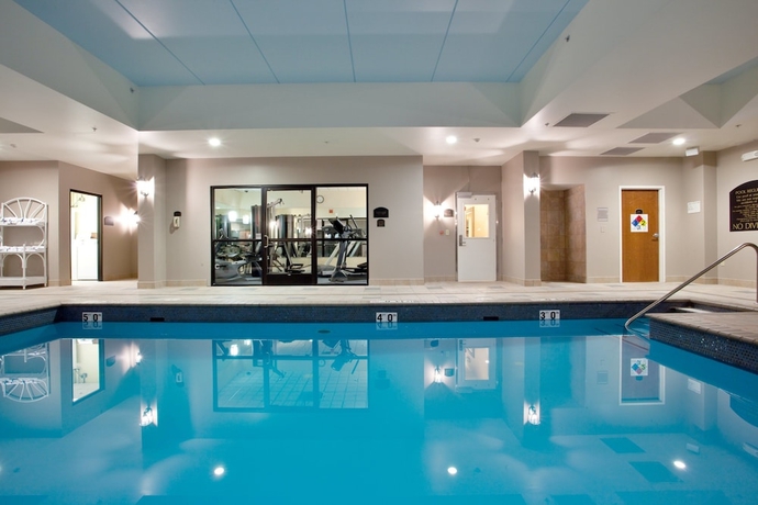 Imagen de la piscina del Hotel Holiday Inn Express and Suites Newport News, An Ihg. Foto 18
