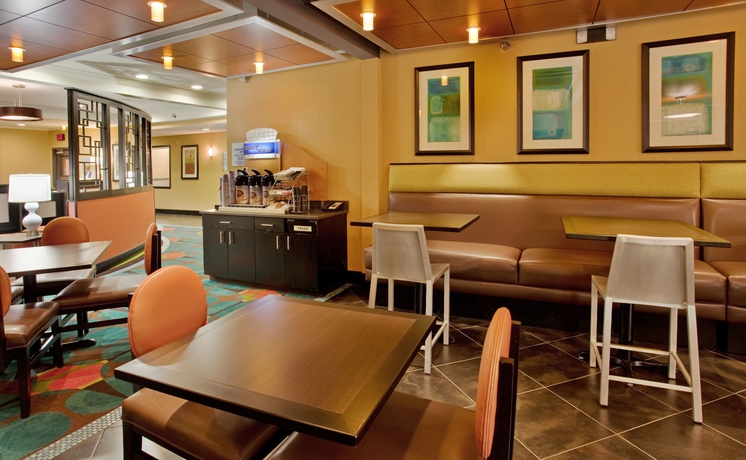 Imagen del bar/restaurante del Hotel Holiday Inn Express and Suites North Kansas City, An Ihg. Foto 1