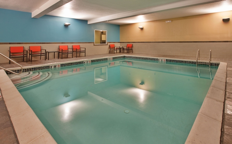 Imagen de la piscina del Hotel Holiday Inn Express and Suites North Kansas City, An Ihg. Foto 15