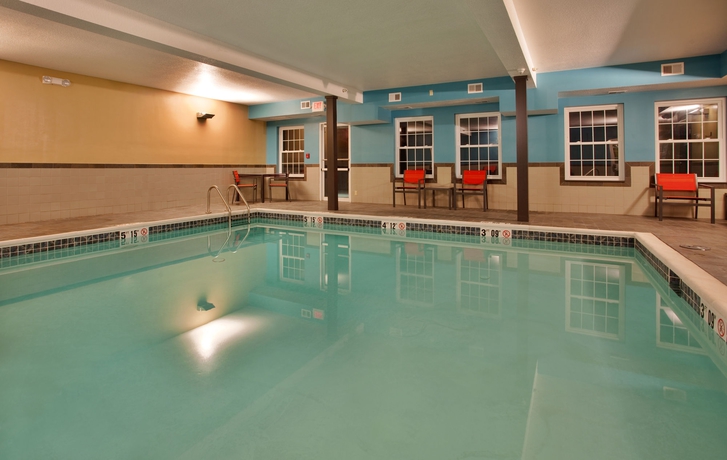 Imagen de la piscina del Hotel Holiday Inn Express and Suites North Kansas City, An Ihg. Foto 16