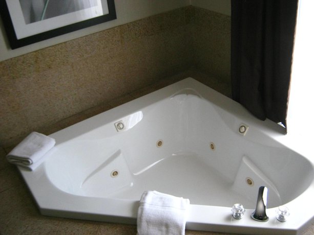 Imagen de la habitación del Hotel Holiday Inn Express and Suites North Lima, An Ihg. Foto 10