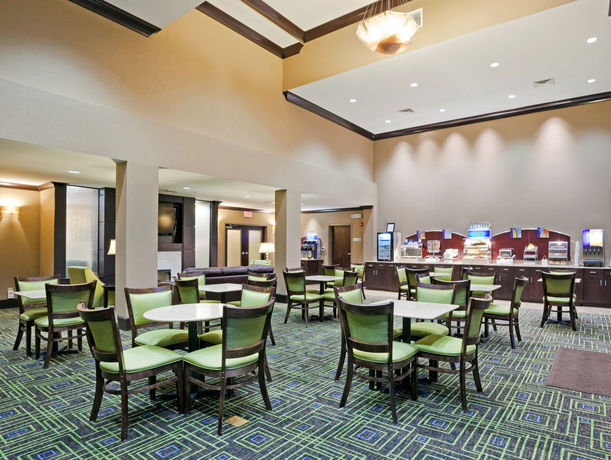 Imagen del bar/restaurante del Hotel Holiday Inn Express and Suites Of Opelika/auburn, An Ihg. Foto 4