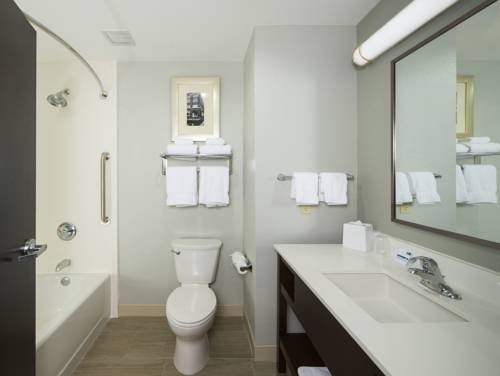 Imagen de la habitación del Hotel Holiday Inn Express and Suites Oklahoma City Dwtn - Bricktown, An Ihg. Foto 13