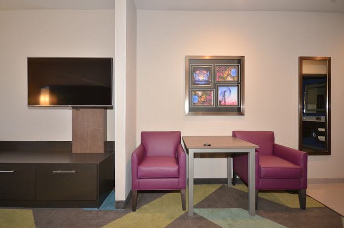 Imagen de la habitación del Hotel Holiday Inn Express and Suites Oklahoma City Mid - Arpt Area, An Ihg. Foto 3
