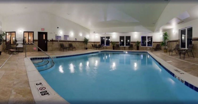 Imagen de la piscina del Hotel Holiday Inn Express and Suites Omaha I-80, an IHG. Foto 19