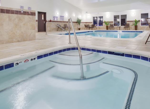 Imagen de la piscina del Hotel Holiday Inn Express and Suites Omaha I-80, an IHG. Foto 20