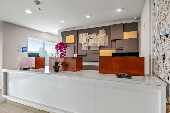 Imagen de los interiores del Hotel Holiday Inn Express and Suites Orlando - Lake Buena Vista, an IHG Hotel. Foto 17