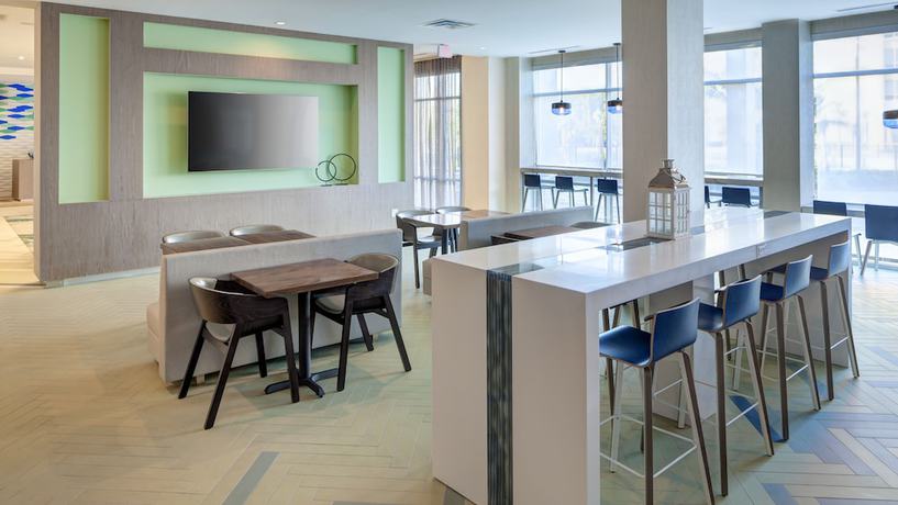 Imagen de los interiores del Hotel Holiday Inn Express and Suites Orlando at SeaWorld. Foto 18