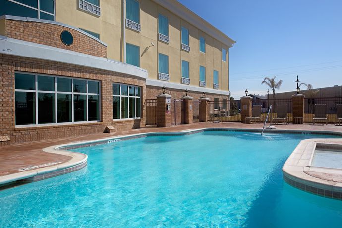 Imagen de la piscina del Hotel Holiday Inn Express and Suites Pearland, An Ihg. Foto 20