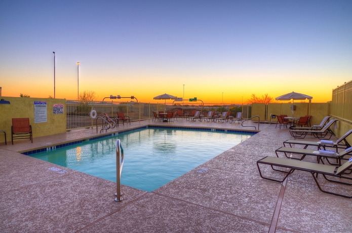 Imagen de la piscina del Hotel Holiday Inn Express and Suites Phoenix North Scottsdale, An Ihg. Foto 15