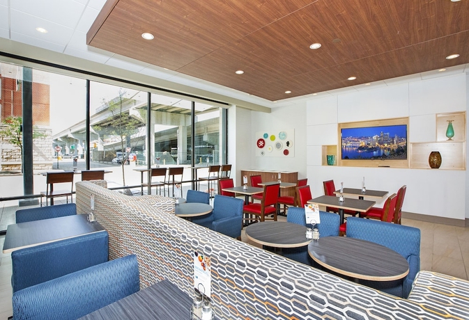 Imagen del bar/restaurante del Hotel Holiday Inn Express and Suites Pittsburgh North Shore, An Ihg. Foto 2