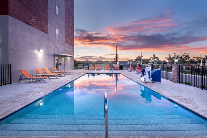 Imagen de la piscina del Hotel Holiday Inn Express and Suites Punta Gorda, An Ihg. Foto 19