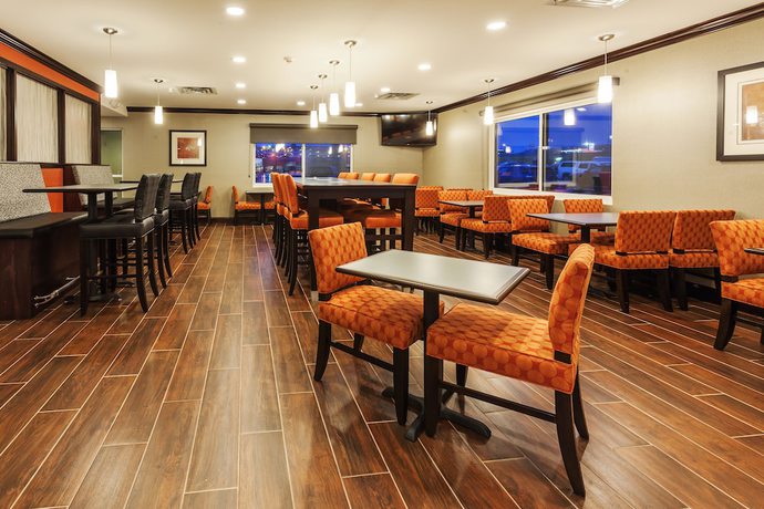 Imagen del bar/restaurante del Hotel Holiday Inn Express and Suites Rapid City, An Ihg. Foto 4