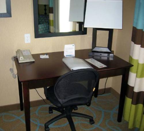 Imagen de la habitación del Hotel Holiday Inn Express and Suites Red Bluff-south Redding, An Ihg. Foto 12
