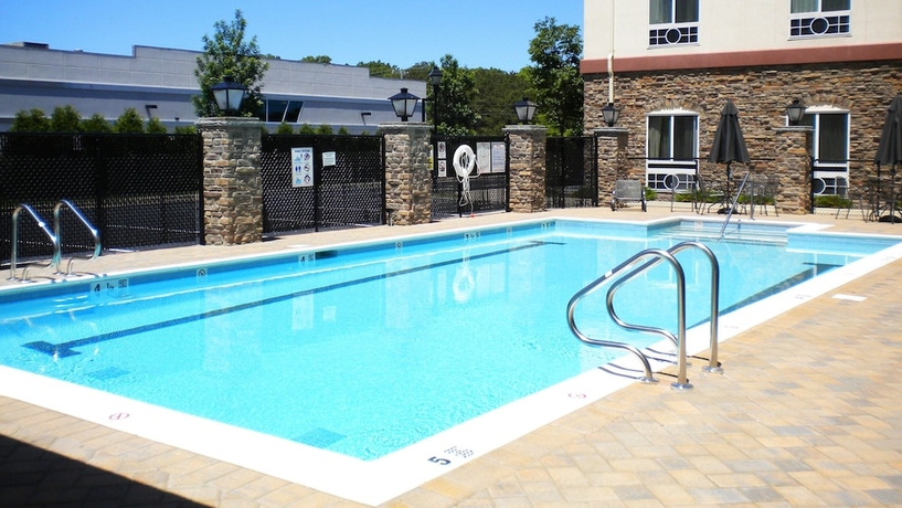 Imagen de la piscina del Hotel Holiday Inn Express and Suites Riverhead - Long Island by IHG. Foto 19