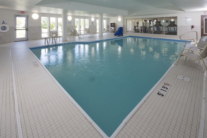 Imagen de la piscina del Hotel Holiday Inn Express and Suites Rochester Hill - Detroit Area by IHG. Foto 20