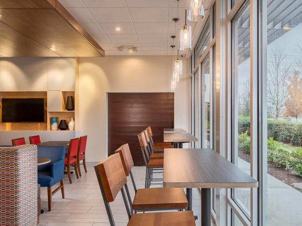 Imagen del bar/restaurante del Hotel Holiday Inn Express and Suites Salem North - Keizer, an IHG. Foto 3
