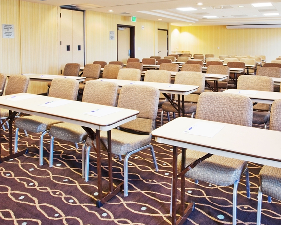 Imagen de los interiores del Hotel Holiday Inn Express and Suites Salinas, An Ihg. Foto 5