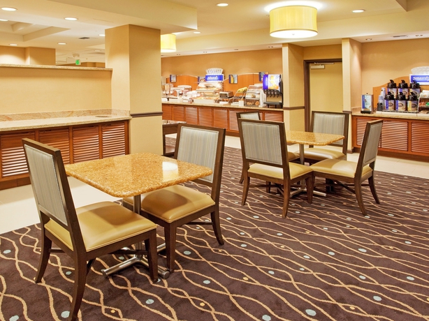 Imagen del bar/restaurante del Hotel Holiday Inn Express and Suites Salinas, An Ihg. Foto 2
