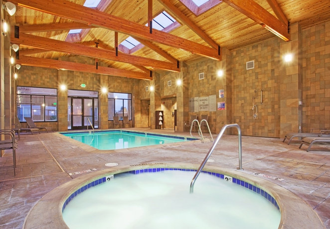 Imagen de la piscina del Hotel Holiday Inn Express and Suites Salinas, An Ihg. Foto 10