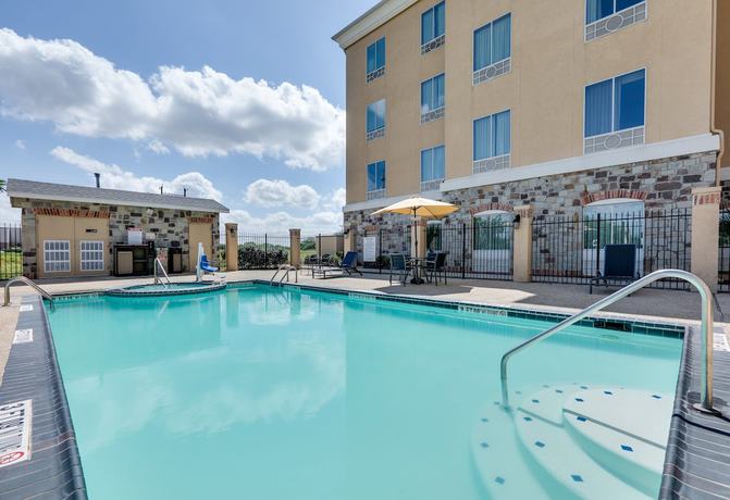 Imagen de la piscina del Hotel Holiday Inn Express and Suites San Antonio - Brooks City Base, An Ihg. Foto 20