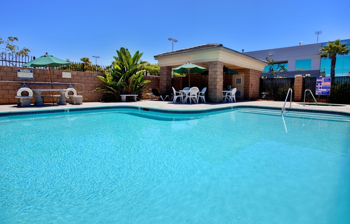 Imagen de la piscina del Hotel Holiday Inn Express and Suites San Diego Otay Mesa, An Ihg. Foto 16