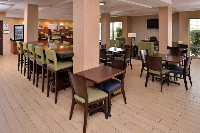 Imagen del bar/restaurante del Hotel Holiday Inn Express and Suites San Diego Otay Mesa, An Ihg. Foto 6